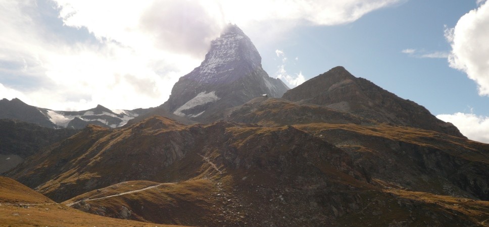 http://www.x-alptours.at/wp-content/uploads/2014/03/Matterhorn-Hoernligrat-mit-Bergfuehrer-8-968x450.jpg